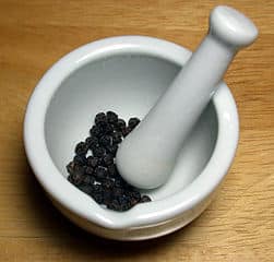251px-Black_peppercorns_with_mortar_and_pestle